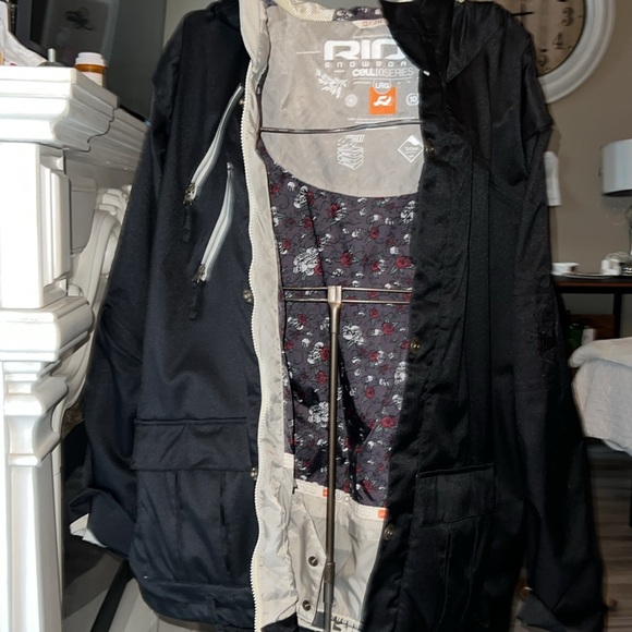 Ride snowboarding jacket 🧥 in good used condition worn 2-3 times - Picture 10 of 12